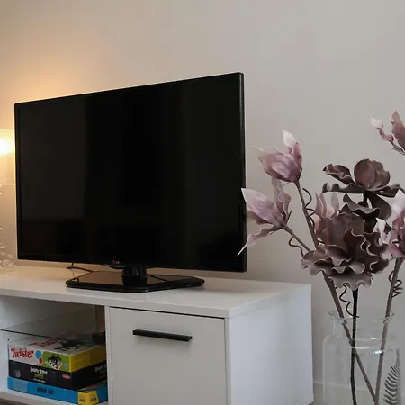 Apartment Kolmio Tuirassa Lahella Keskustaa / 2 Bedroom In Tuira Near Center