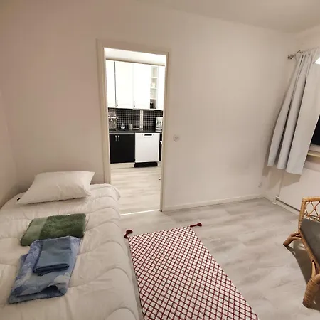 Kolmio Tuirassa Lahella Keskustaa / 2 Bedroom In Tuira Near Center Apartment